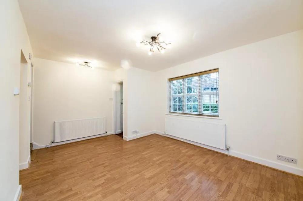 Asmuns Place, London